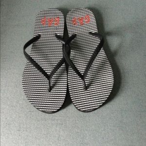 Gap size 9-10 flip flops. Never worn.